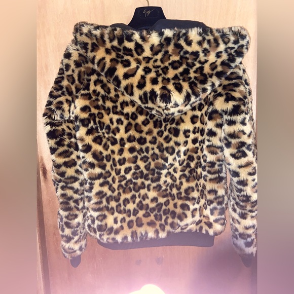 EXCLUSIVE: VS PINK Faux Fur Bomber Jacket 🐆 From Fashion Show RUNWAY! - Picture 15 of 16
